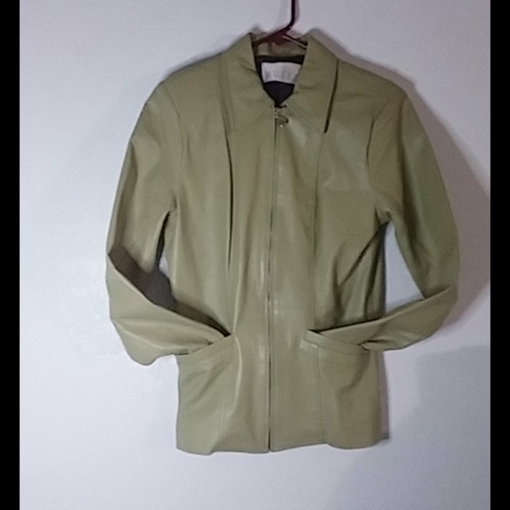 Muse size 8 Pistachio Clay green Pleather